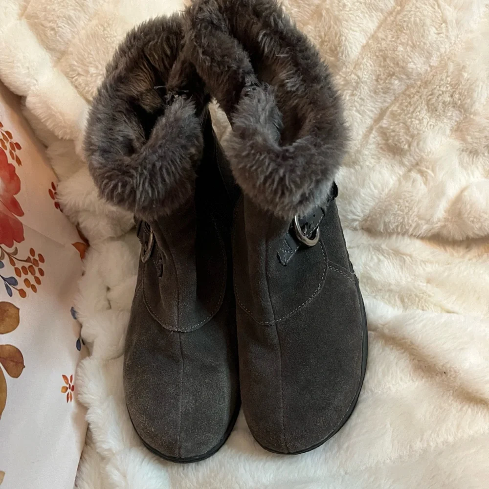 Bare Traps Harleen 8M Suede Side Zip Faux Fur Trim Grey Winter Snow Boots Fall